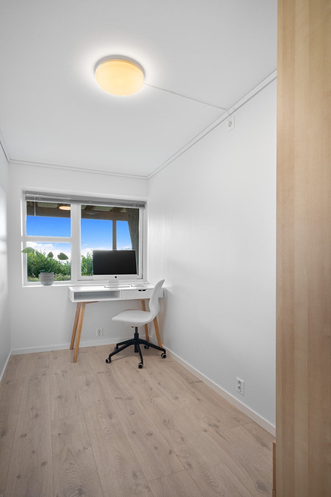 Soverom nr 2 er også av fin størrelse og passer fint til barnerom, gjesterom eller kontor Galleribilde