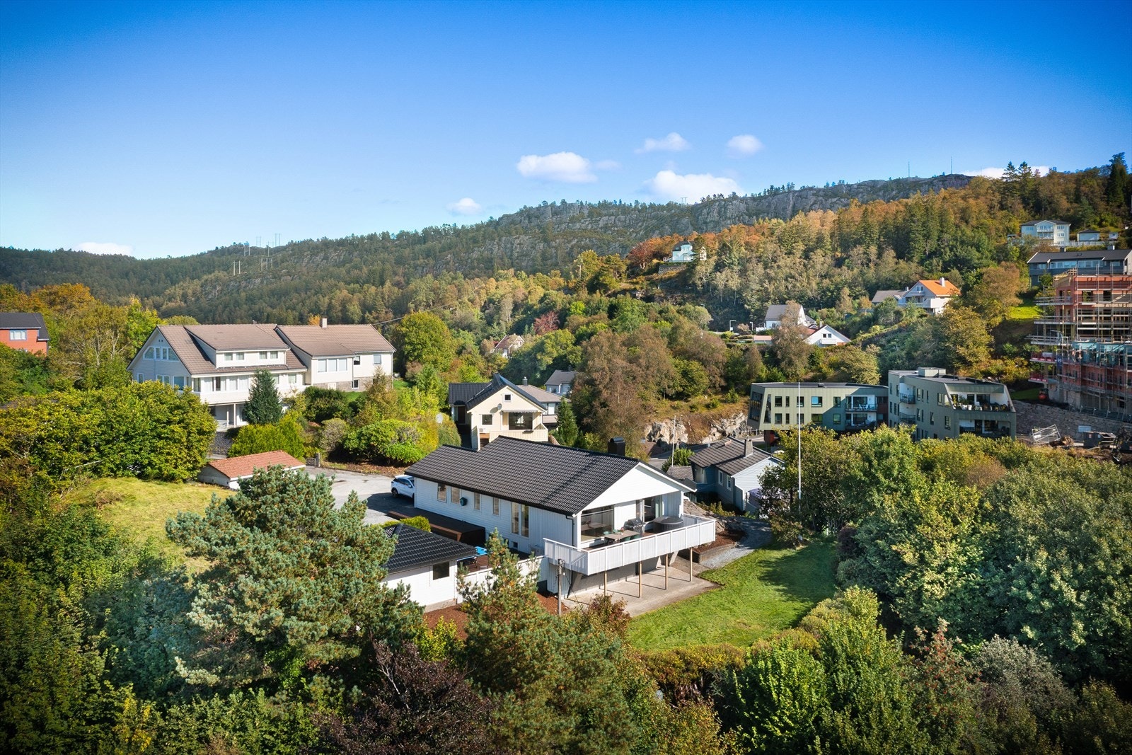 Eiendommen har en stor og flott tomt med gode solforhold. Galleribilde