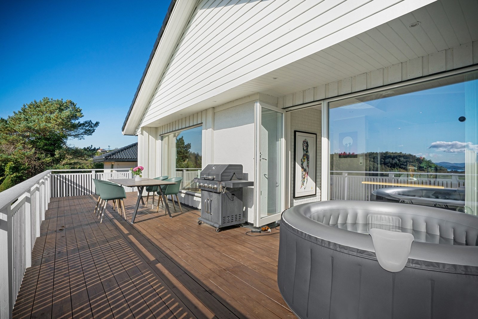 Her er det plass til både hagemøbler og jacuzzi Galleribilde