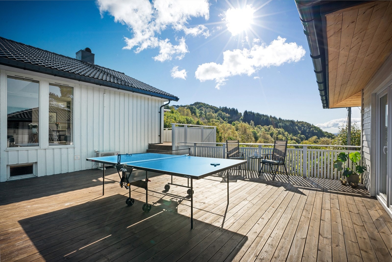 Utenfor hovedetasjen er det en flott terrasse med god plass ønskede hagemøbler og langbord Galleribilde