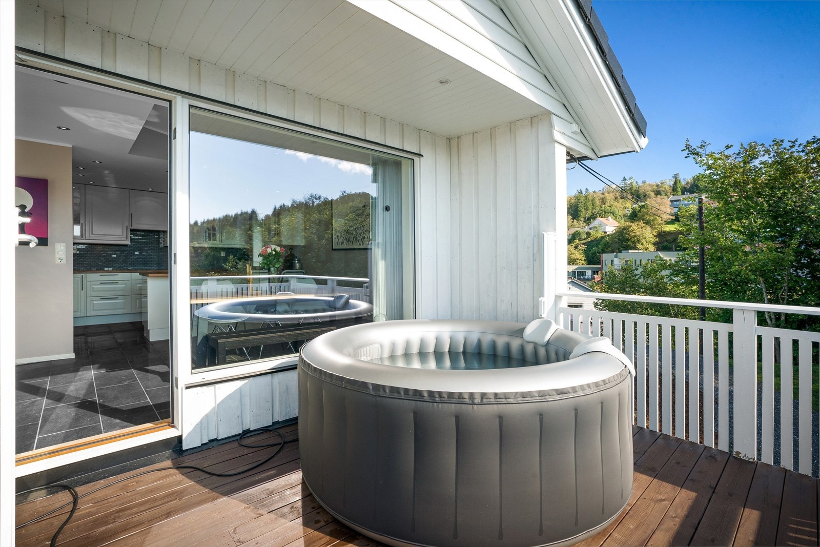 Fra kjøkken og stue er det utgang til terrassen hvor jacuzzi er plassert Galleribilde