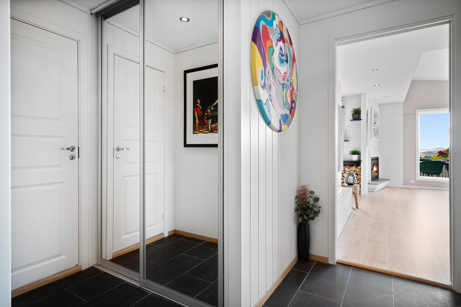 Entré/gang med garderobeskap for oppbevaring av yttertøy og sko Galleribilde