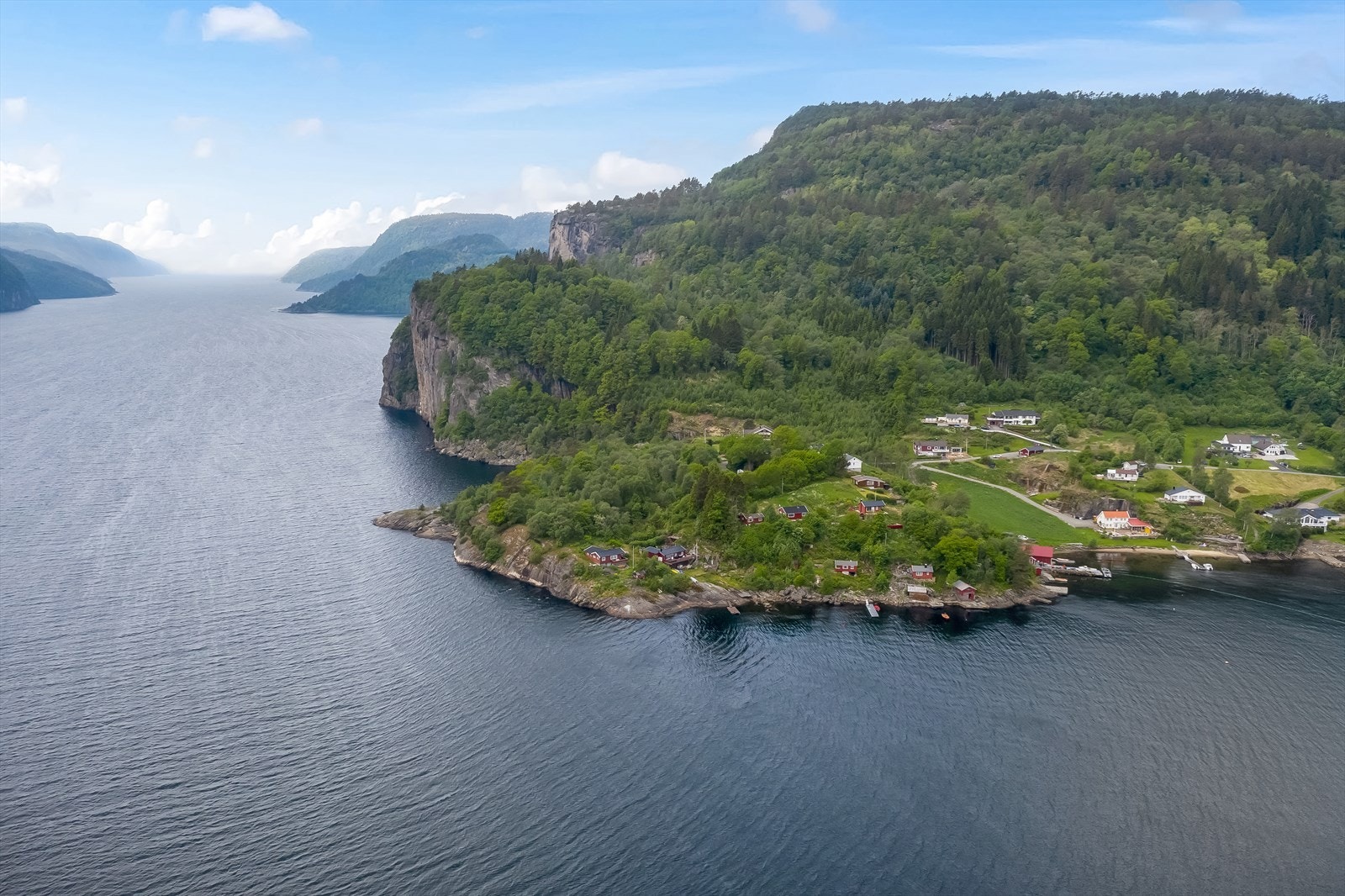 Feda ligger mellom fjord og fjell i Kvinesdal kommune. Galleribilde