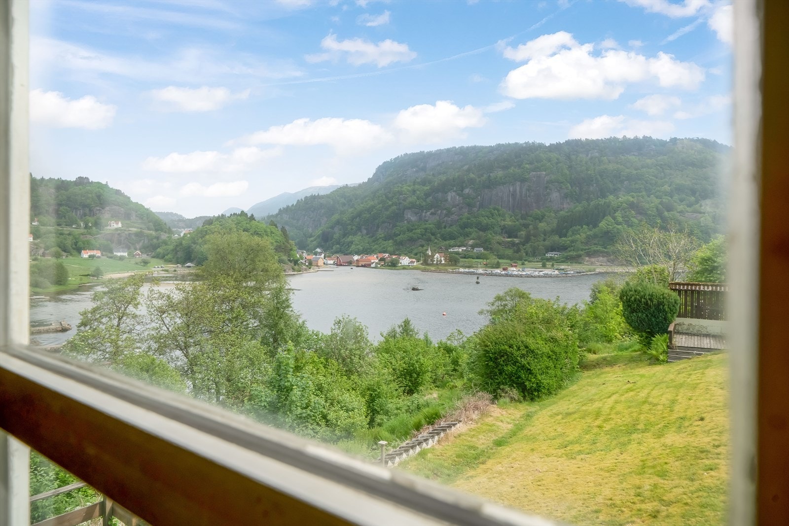 Utsikt mot badestrand og sentrum. Galleribilde