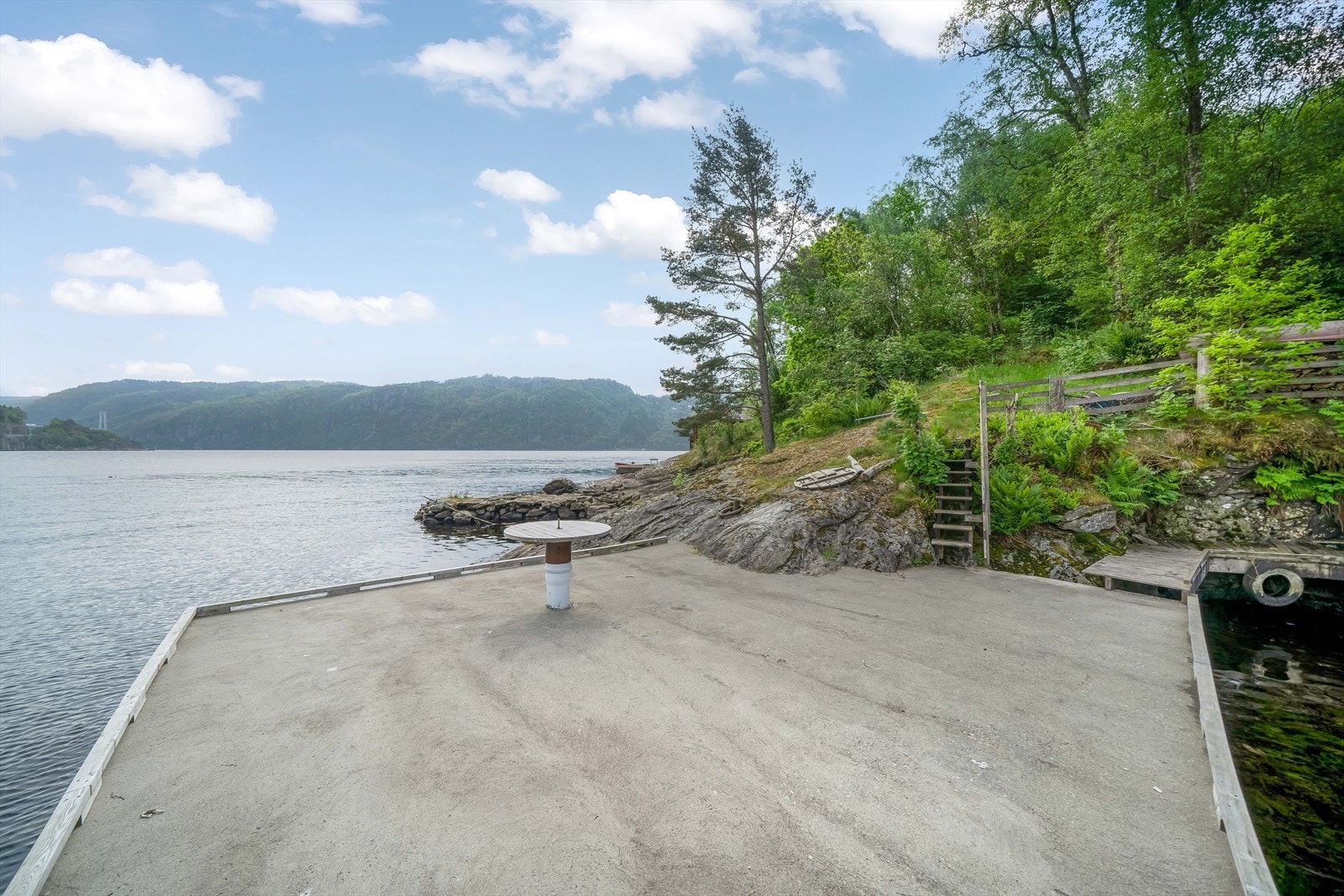 Fedafjorden byr på gode fiskemuligheter og yrende småbåtliv sommerstid. Galleribilde