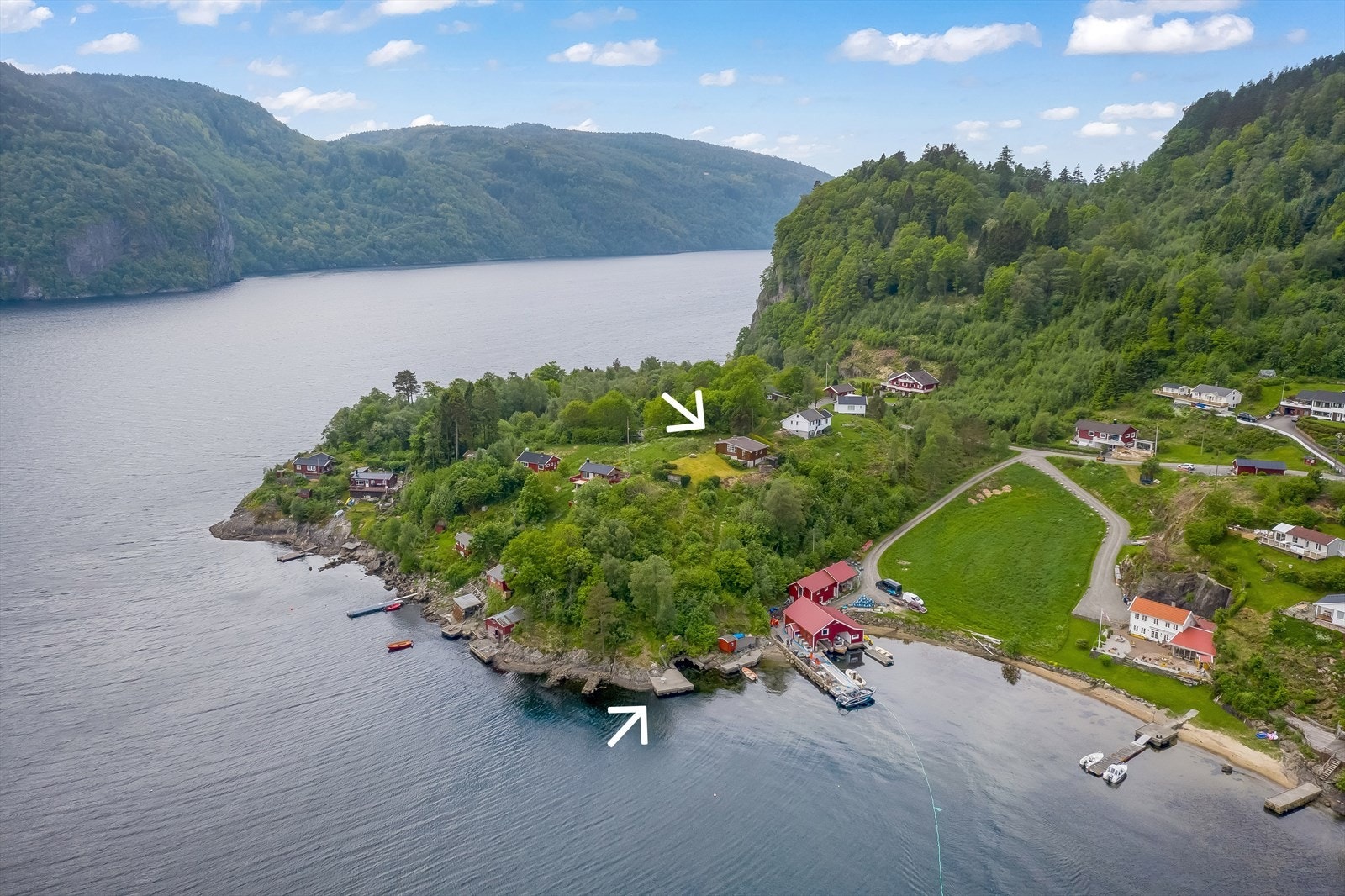 Velkommen til Sandevegen 189! Fritidsboligen består av hytte og egen betongbrygge. Galleribilde