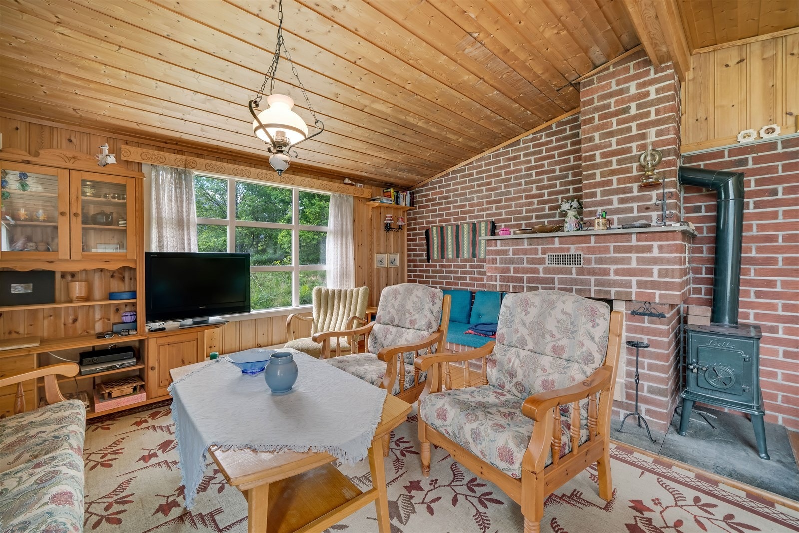 I stua er det både vedovn og peis. Galleribilde