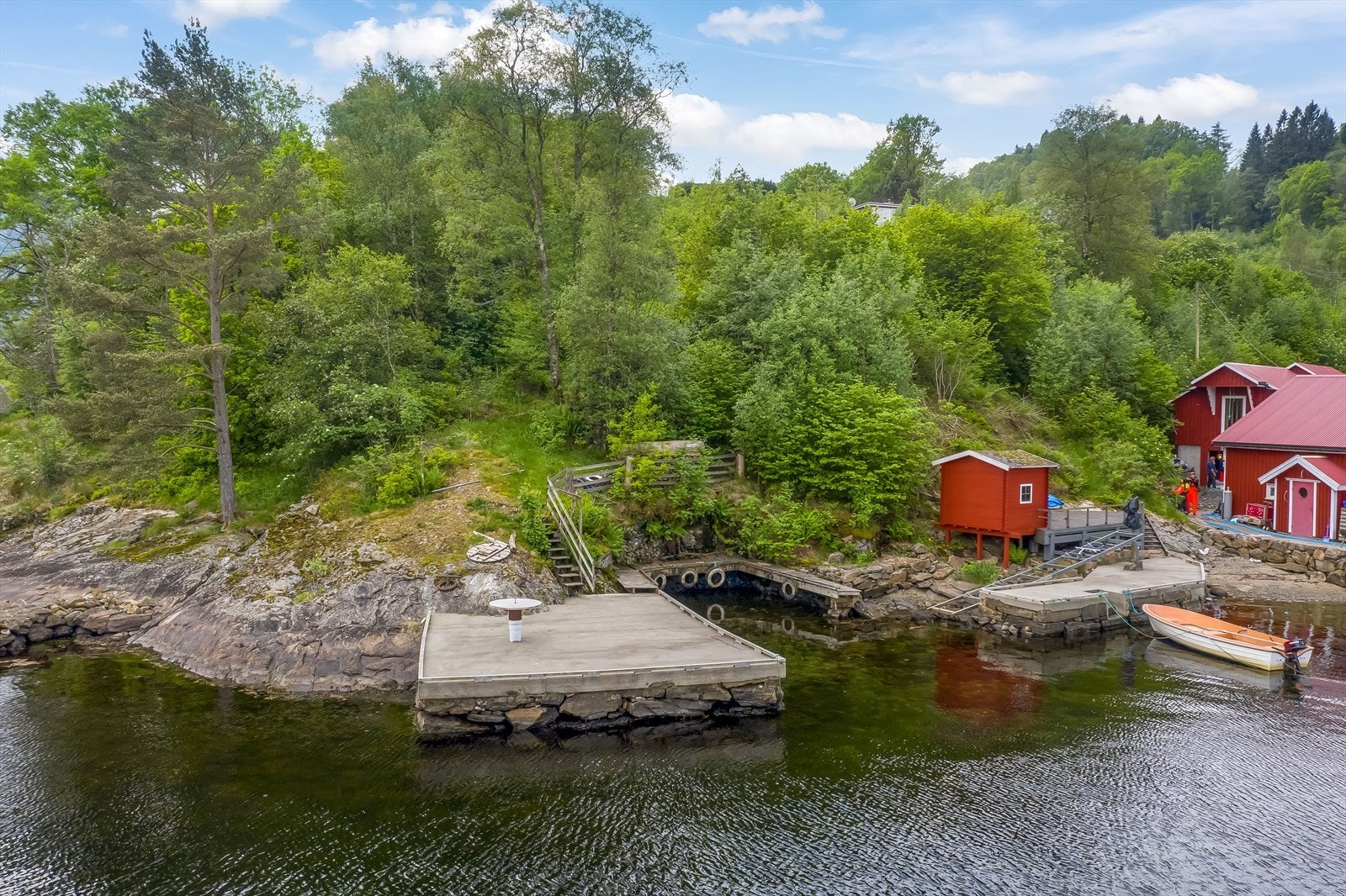 Fra hytta er det sti ned til egen betongbrygge! Galleribilde