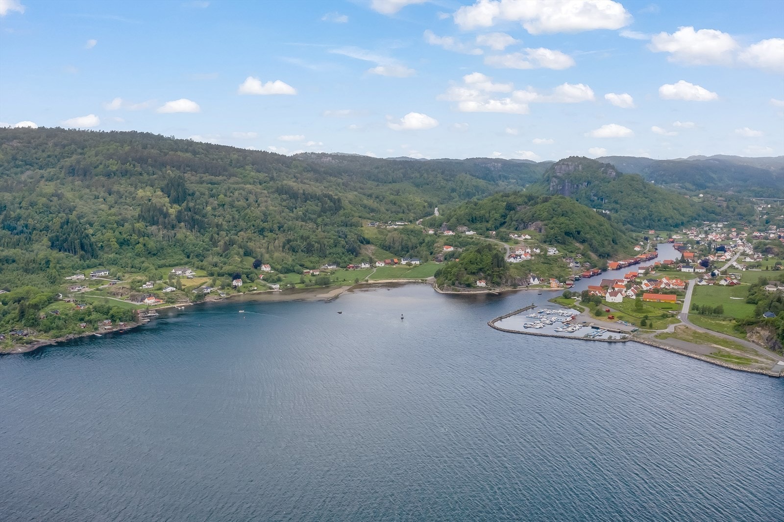 Tettstedet er kjent for sin idylliske beliggenhet ved Fedaelva med gamle båthus, gammel trehusbebyggelse og hyggelig atmosfære. Galleribilde