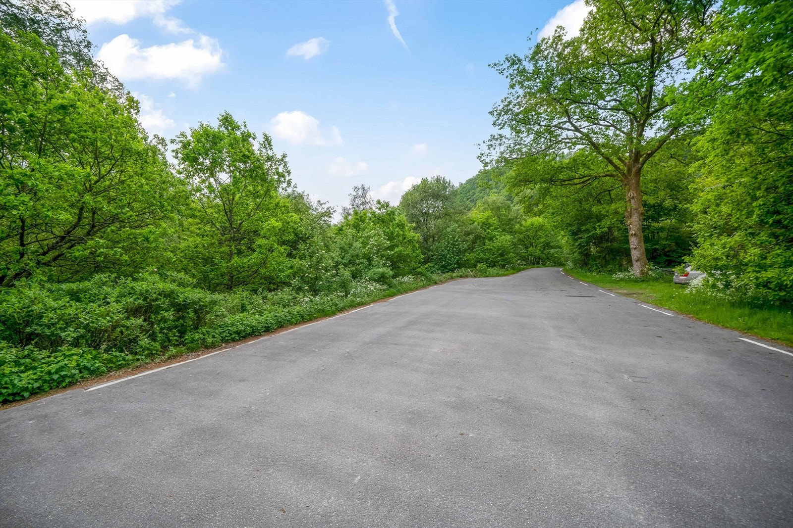 Felles parkeringsplass like ovenfor hytta. Det tilhører 2 parkeringsplasser til eiendommen. Galleribilde