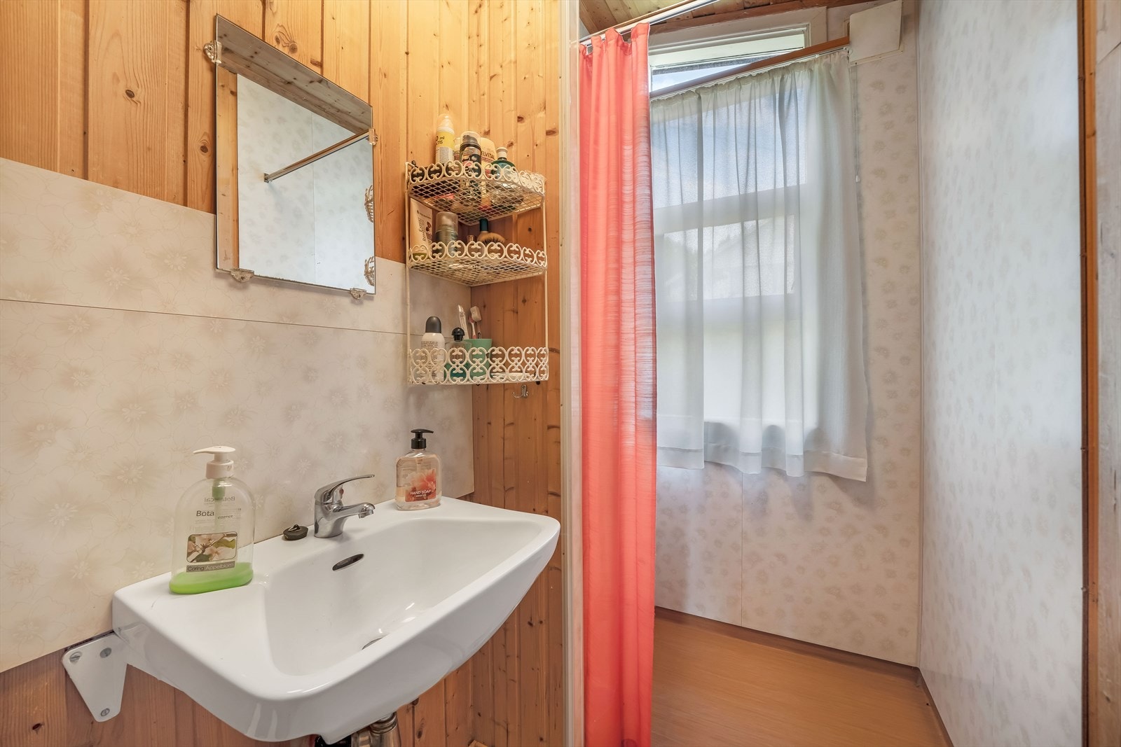 Bad m/innredet dusj og håndvask. Det er ikke innlagt avløp. Utedo. Galleribilde