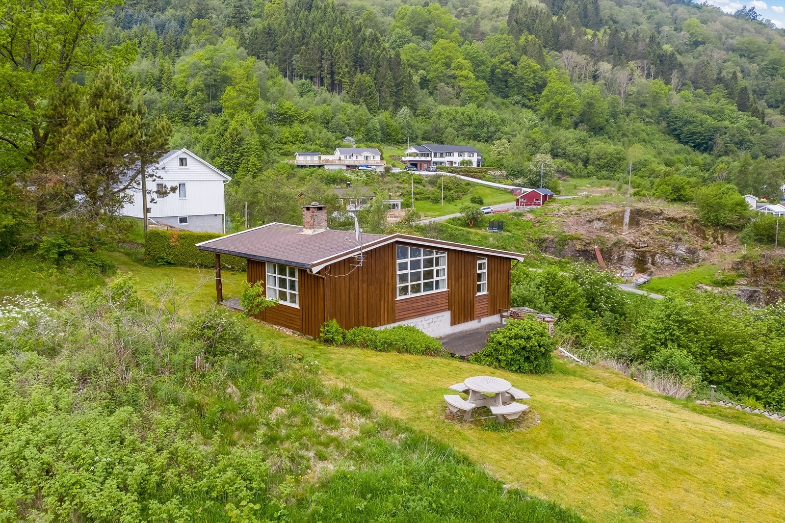 Hytta inneholder gang, stue/kjøkken, bad m/innredet dusj og håndvask, 3 soverom, uinnredet kjellerrom og kryprom. Galleribilde