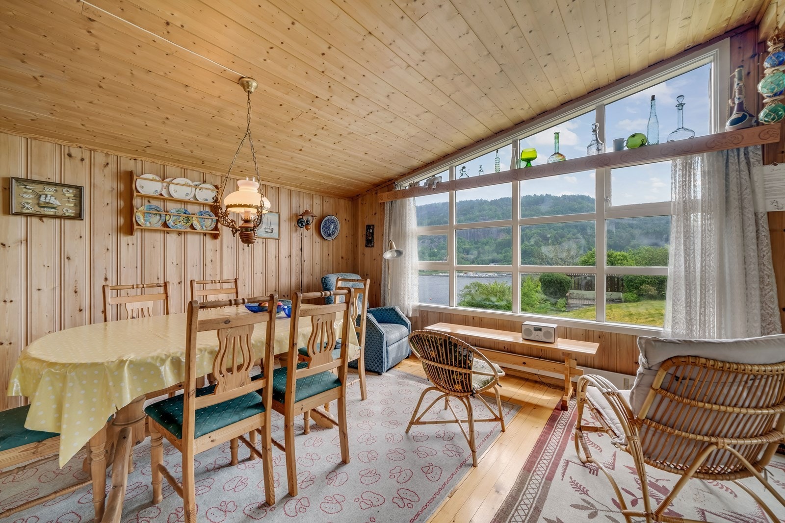 Fra de store stuevinduene har du godt med utsyn mot fjord og fjell! Galleribilde