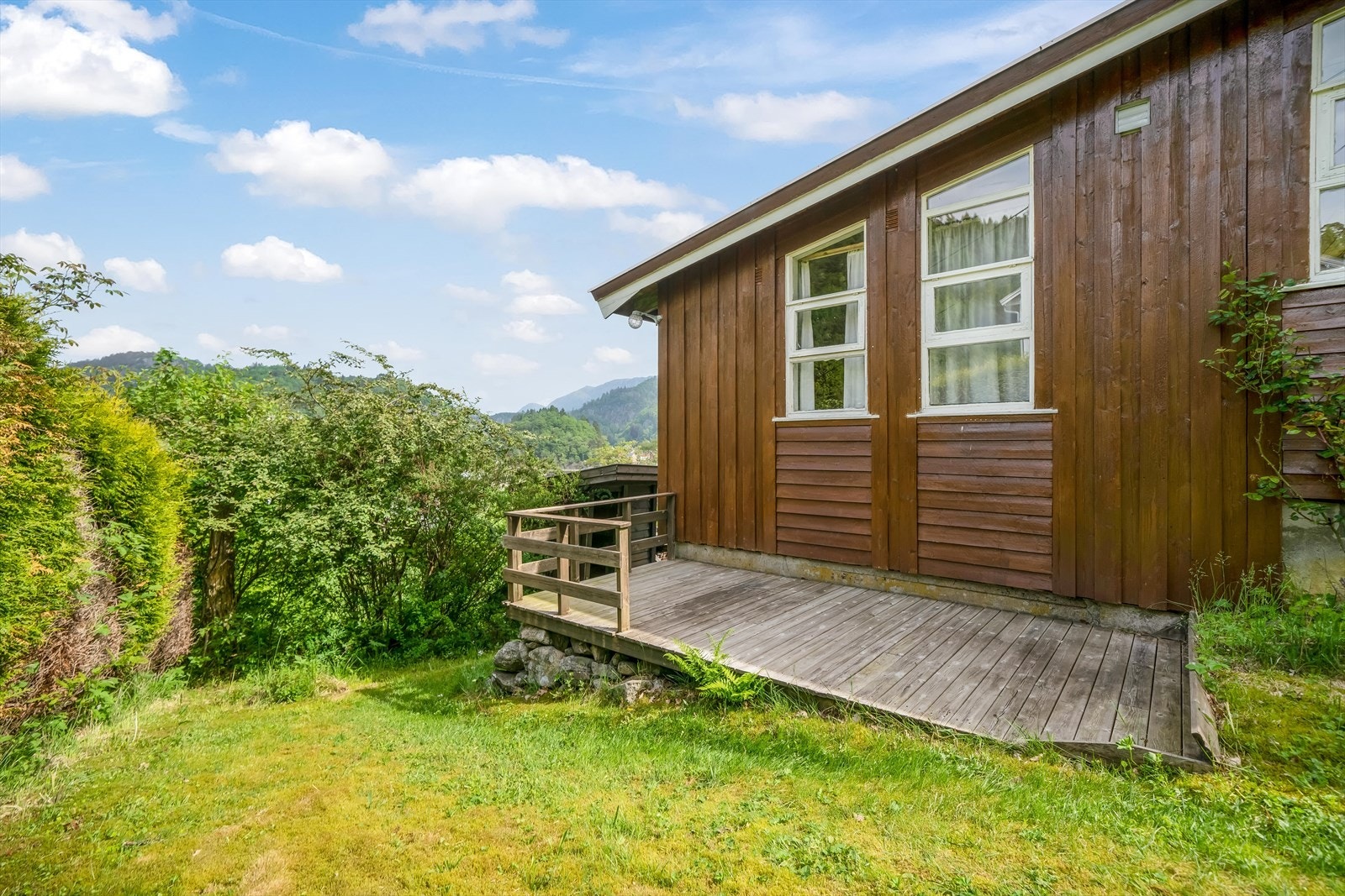 Hytta har flere koselige uteplasser hvor du kan forflytte deg etter sola, vær og vind. Galleribilde