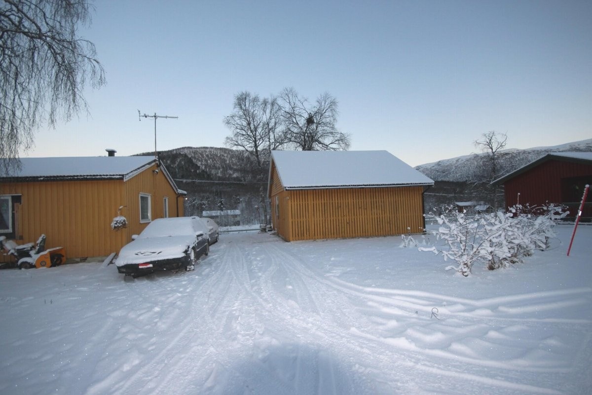 Gårdsplass med god plass for paarkering Galleribilde