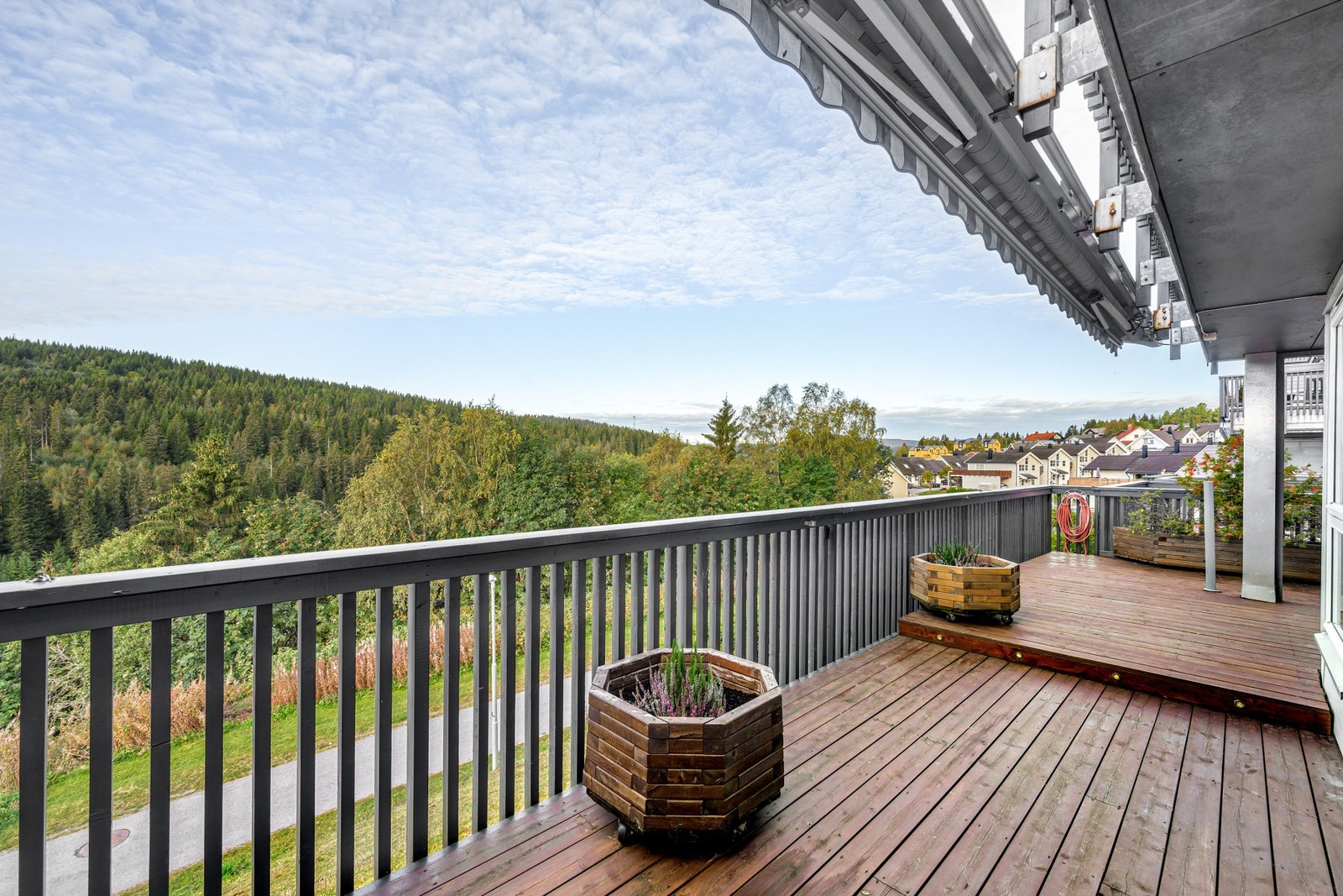 Romslig terrasse som er enkel å møblere i ulike oppholdssoner. Galleribilde