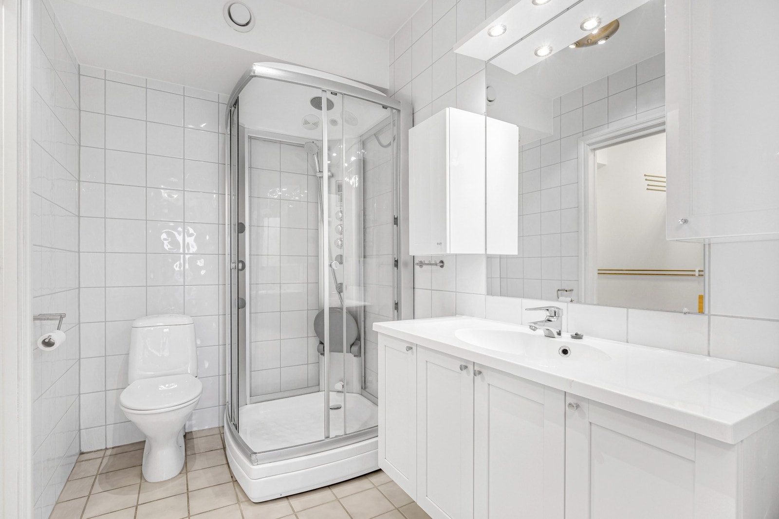 Bad på 4,5 kvm med flislagte overflater på vegger og gulv, samt varme i gulv. Videre er badet utstyrt med dusjkabinett, toalett og baderomsinnredning med heldekkende servant. Mekanisk avtrekk. Galleribilde