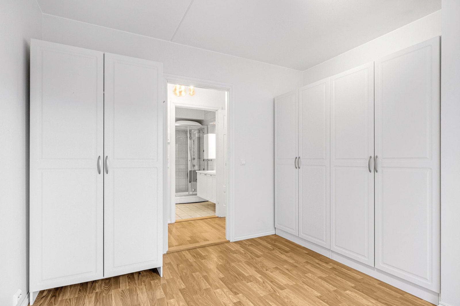 Rikelig med oppbevaringsplass i garderobeskap. Galleribilde