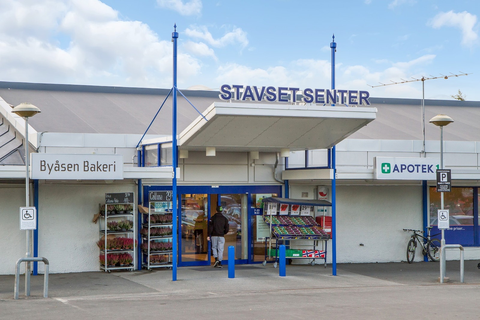 En kort kjøretur fra leiligheten ligger Stavset Senter, her finnes blant annet Rema 1000, bakeri, apotek, spisested, blomsterforretning og frisør. Galleribilde