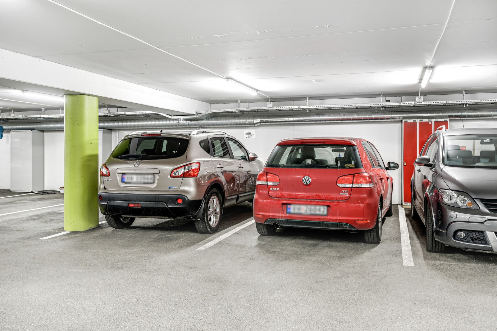 Leiligheten disponerer fast parkeringsplass i sameiets parkeringskjeller, og en bod på 6 kvm som ligger i 1. etasje - samme plan som leiligheten. Galleribilde