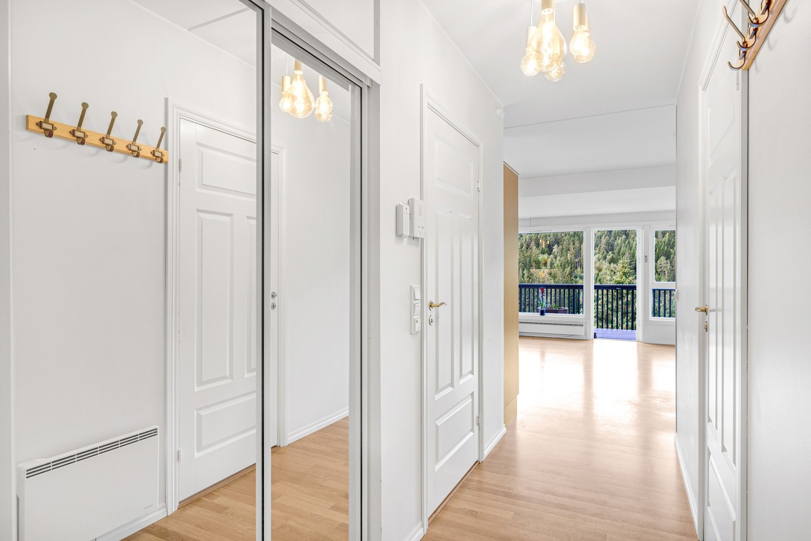 Entré og gang på 5 kvm med romslig plassbygd skyvedørsgarderobe for oppbevaring. Galleribilde