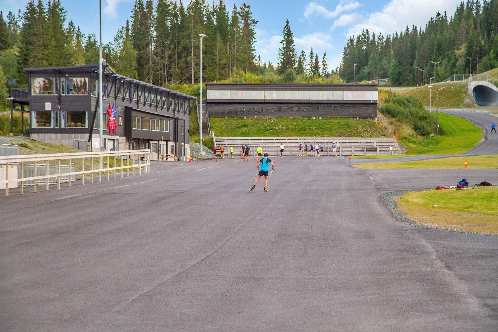 Granåsen ligger i kort gangavstand fra leiligheten. Her her helårs skianlegg, Impulse treningssenter, legesenter og turnhall. Galleribilde