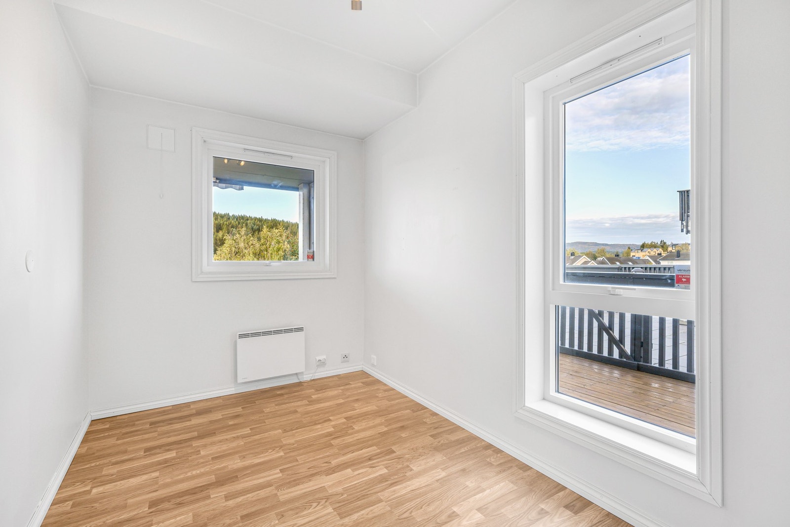 Soverom 2 ligger ved stuen og er på 8 kvm. Herfra har du utsikt mot sørvest og kveldssol. Galleribilde