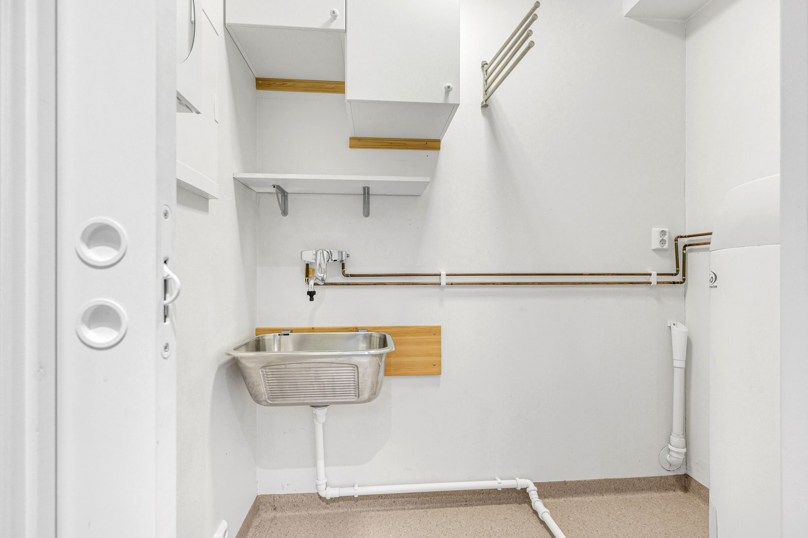 Praktisk vaskerom på 3 kvm i tilknytning til badet. Her er skyllekum, opplegg for vaskemaskin og varmtvannsbereder. Galleribilde