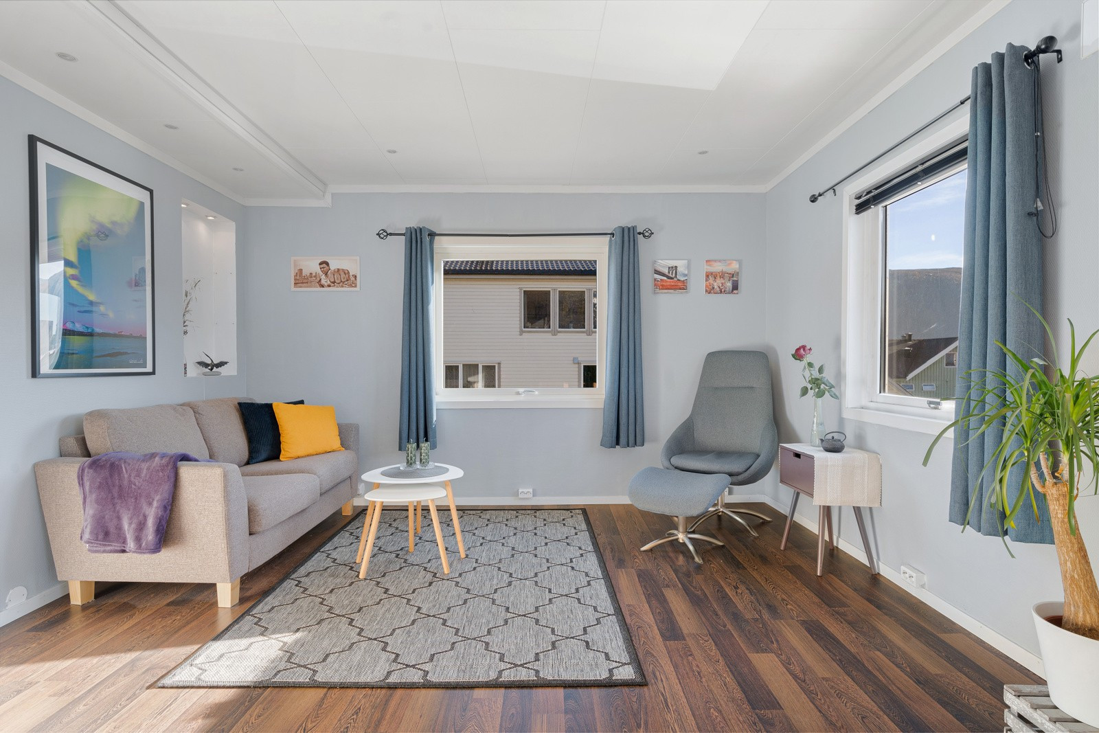 Stue med god plass for både sofagruppe og spisebord.