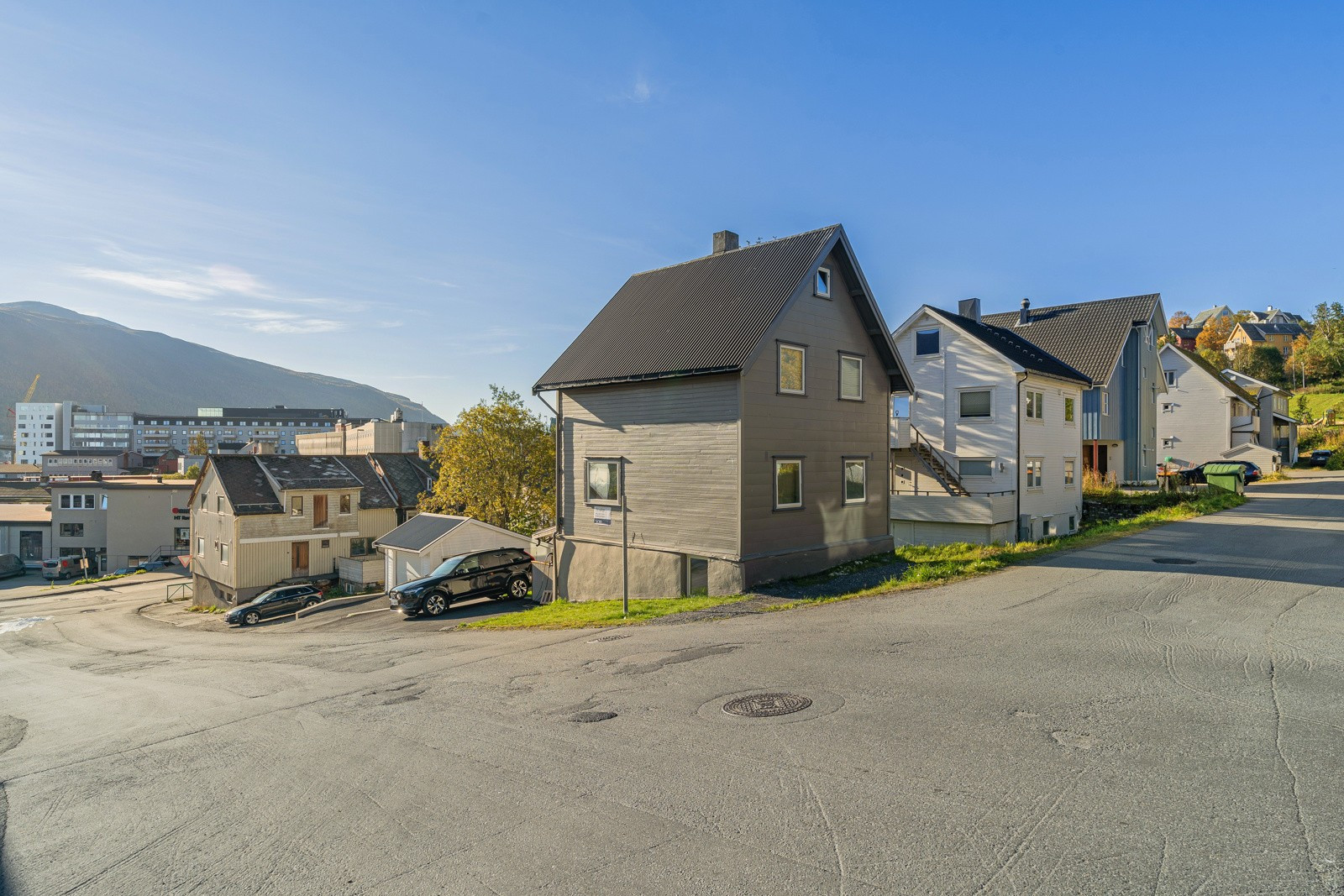 Utenfor er det en parkeringsplass tilhørende leiligheten