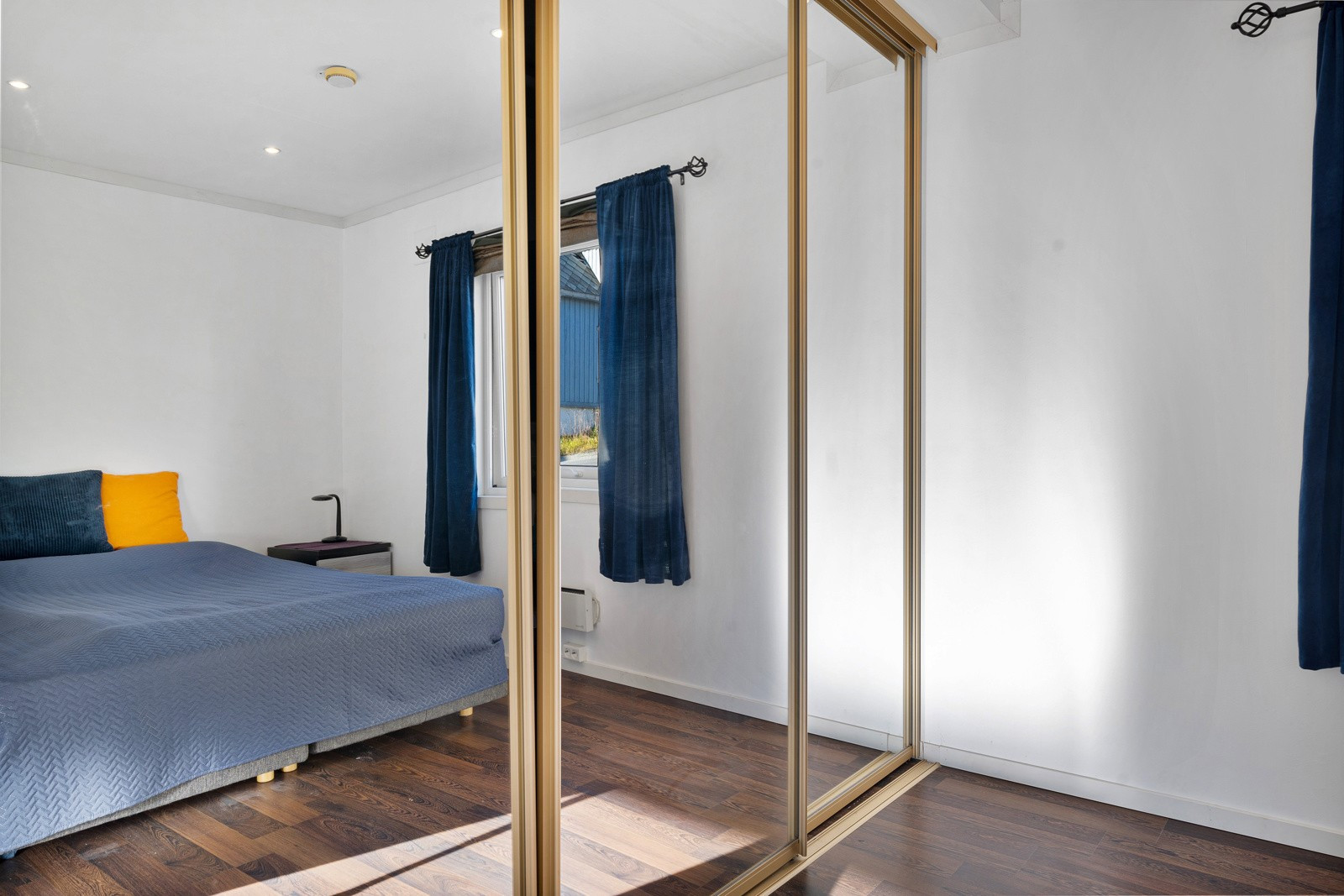 Skyvedørsgarderobe med helfigursspeil sikrer godt med oppbevaringsplass for klær og sko!