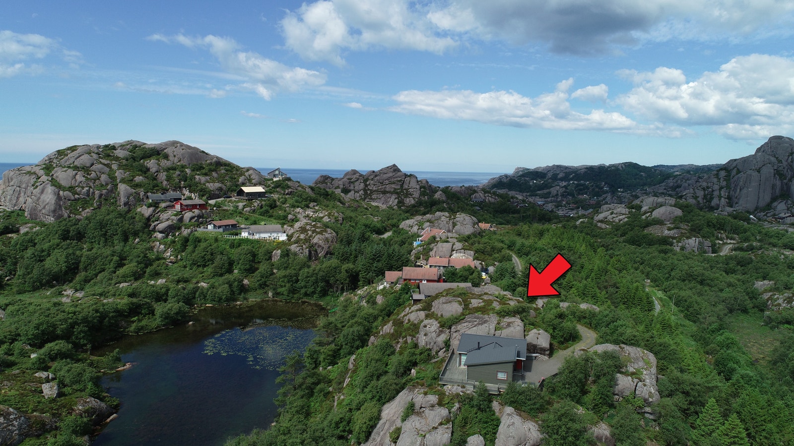 I Oddsfjell hyttefelt er du i like i nærheten av havet samt du har ett flott turterreng i området. Galleribilde