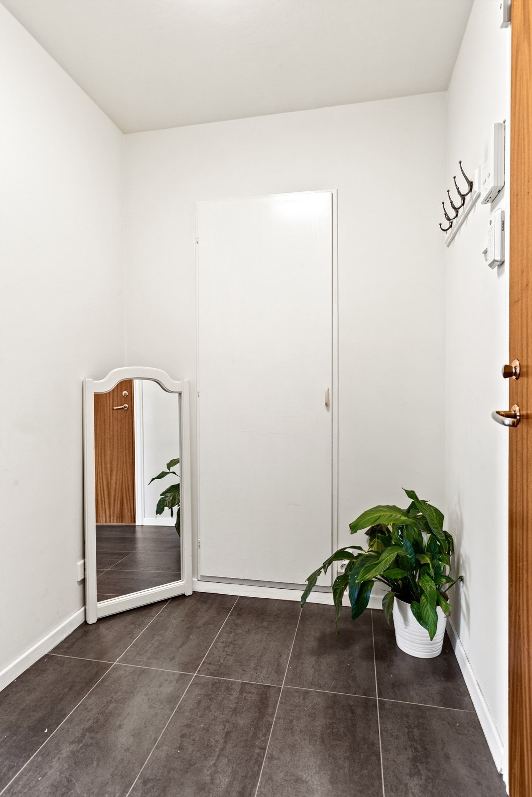 Godt med garderobe- og lagringsplass i romslig bod på 2 kvm i tilknytning til entréen. Galleribilde