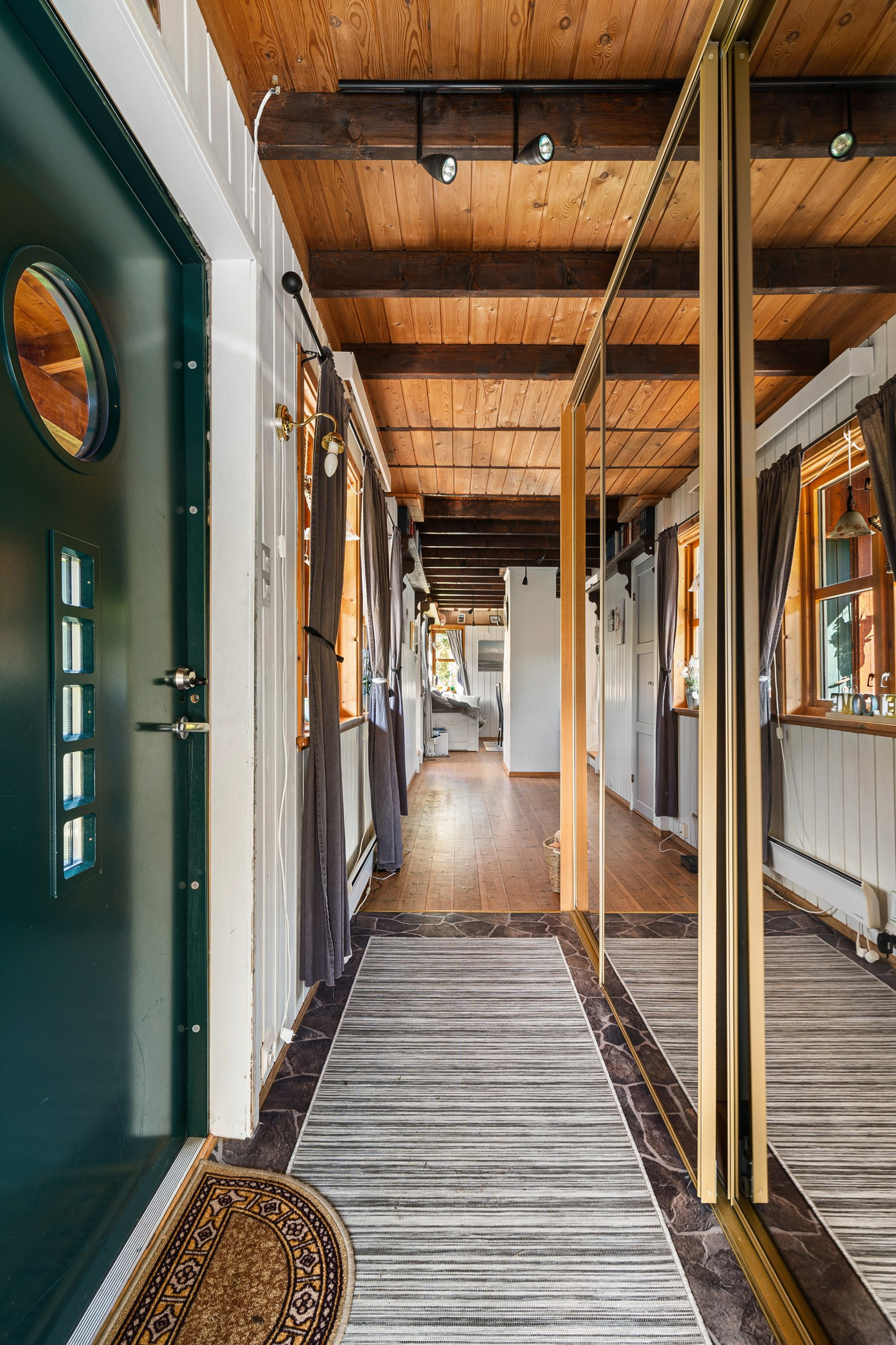 Velkommen inn! I entrèen er det god lagringsplass i skyvedørsgarderobe