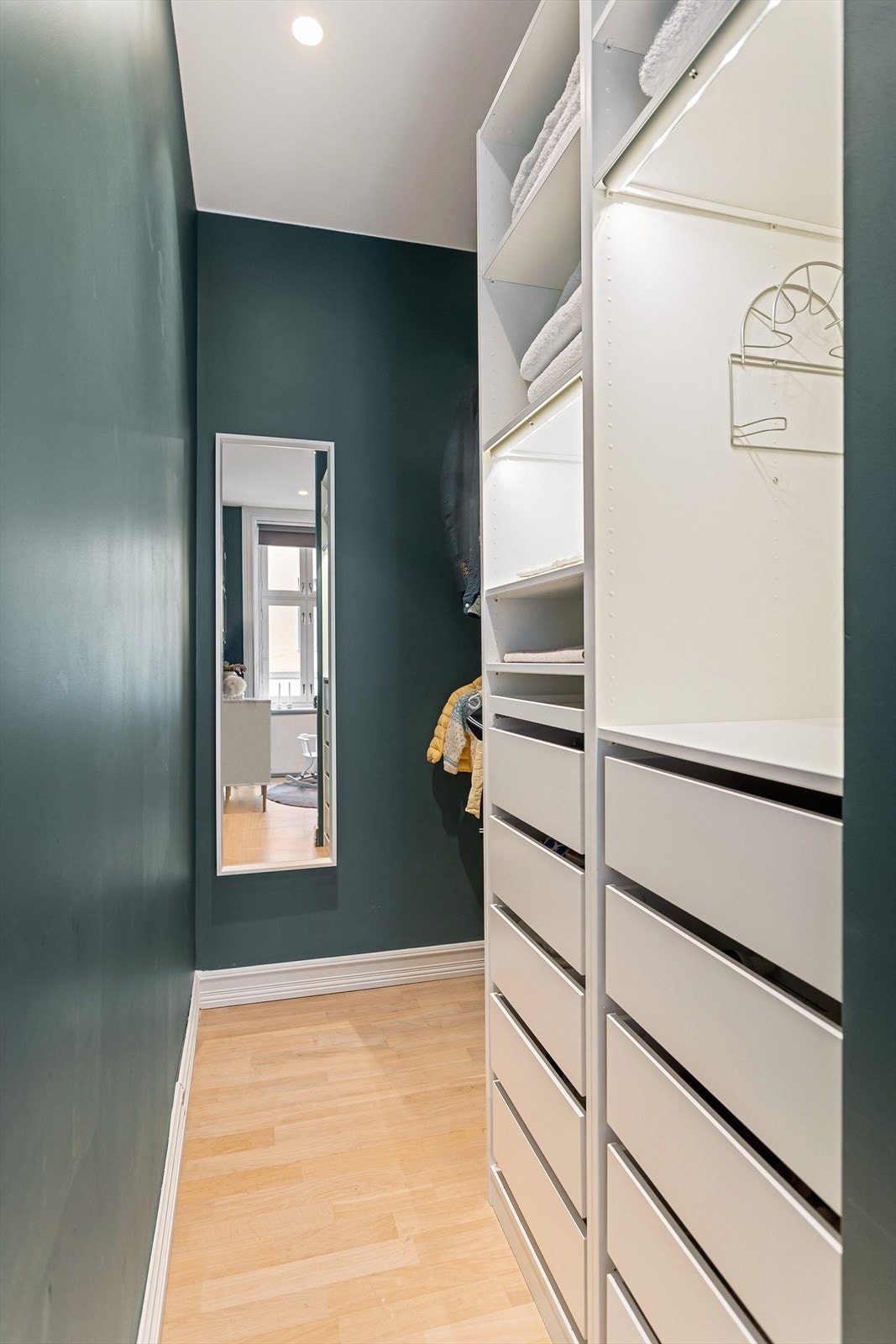 Soverom 2 har eget walk-in closet med åpen, plassbygd garderobeløsning. Galleribilde