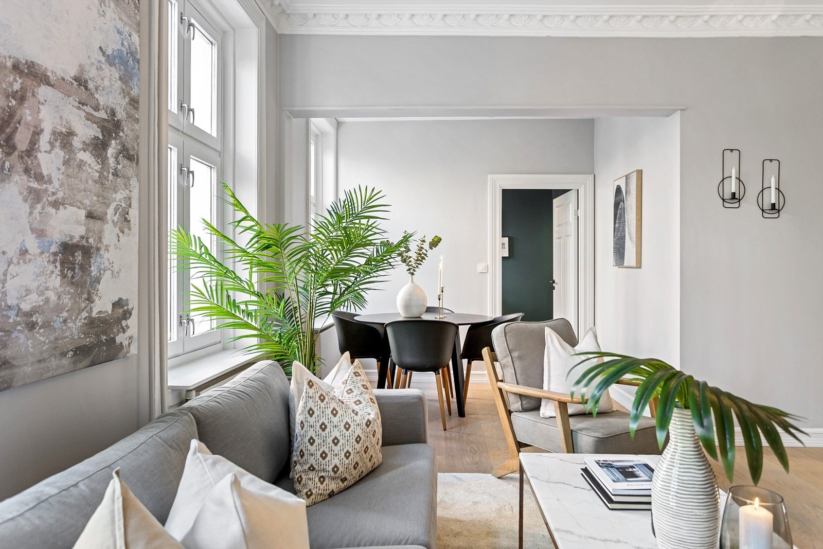 Vindusflatene kombinert med svært god takhøyde gir en åpen og god romfølelse Galleribilde