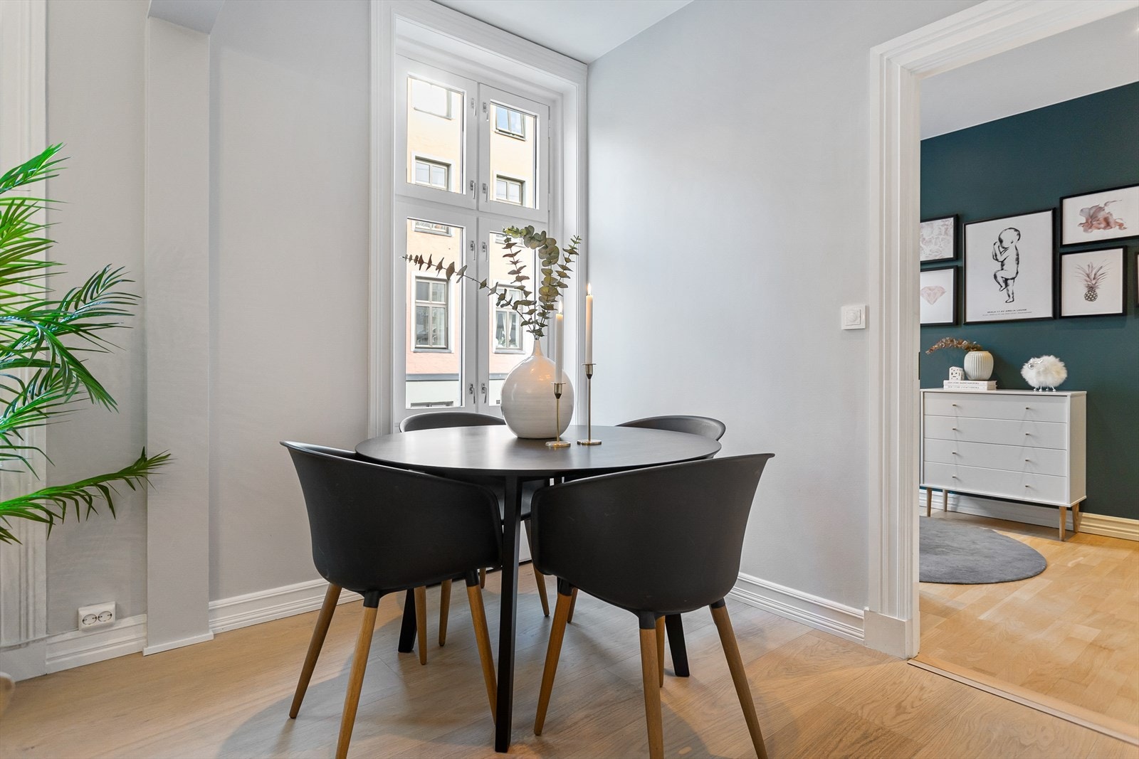 God plass til stort spisebord - perfekt for sosiale sammenkomster. Galleribilde