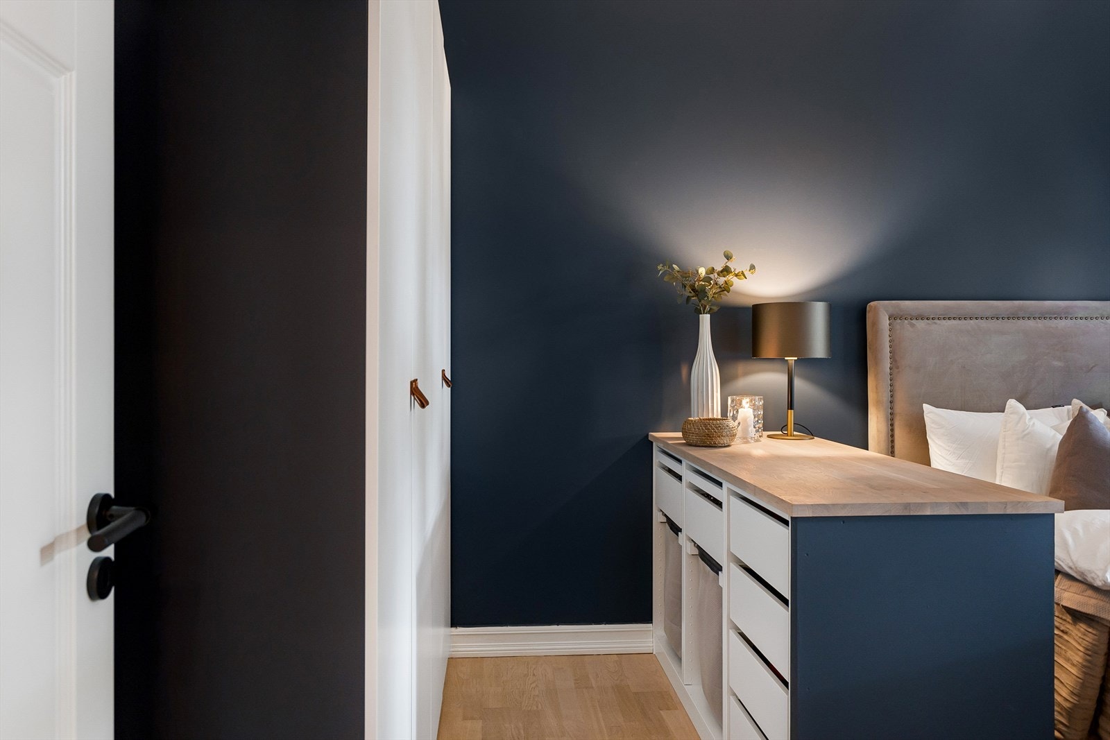 Smart, plassbygd skapløsning gir ekstra lagringsplass. Galleribilde