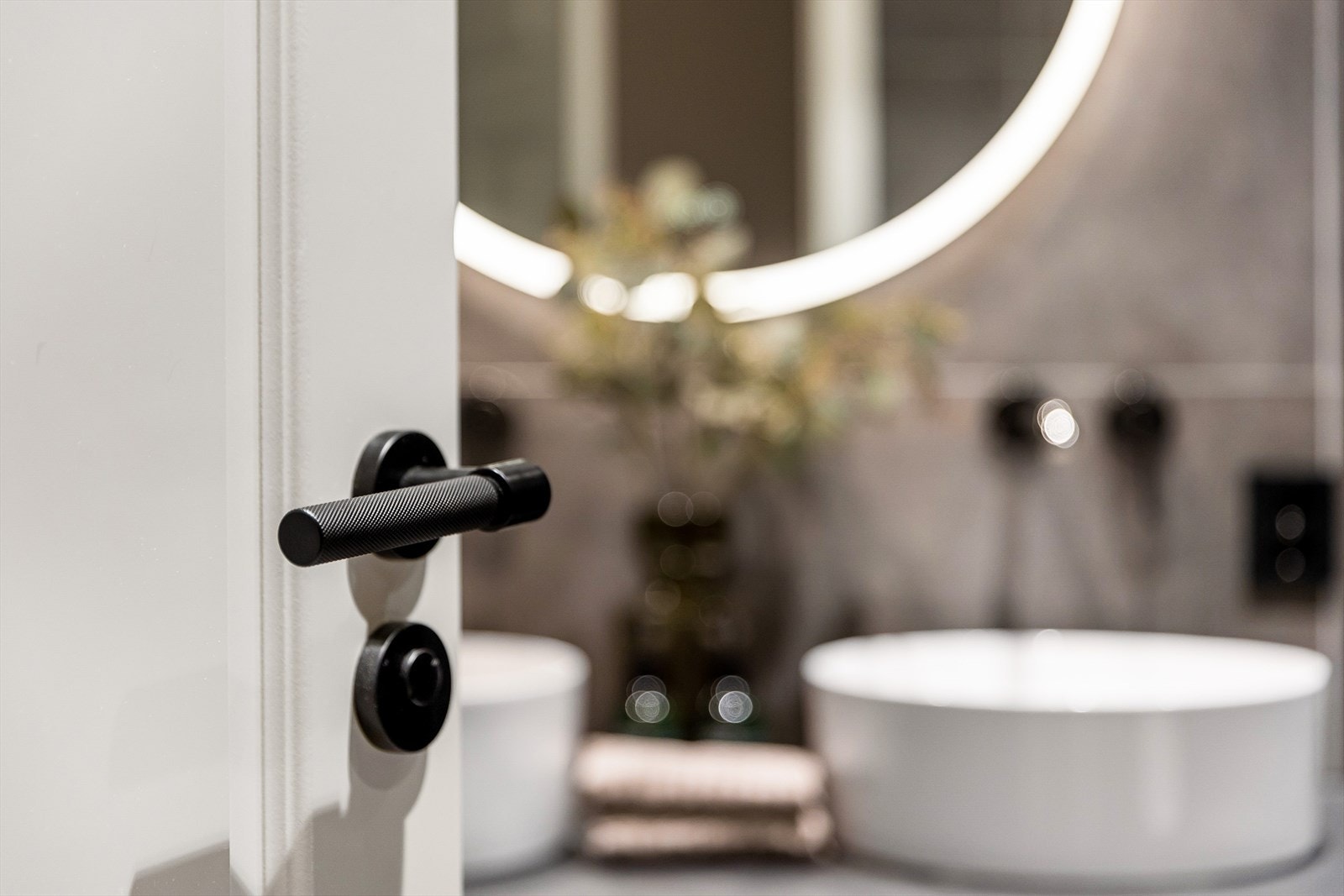 Alle innerdører byttet i 2021 til Svedoor Compact 03, det ble installert lydlister i alle karmer og byttet til nye designhåndtak fra Helix. Galleribilde