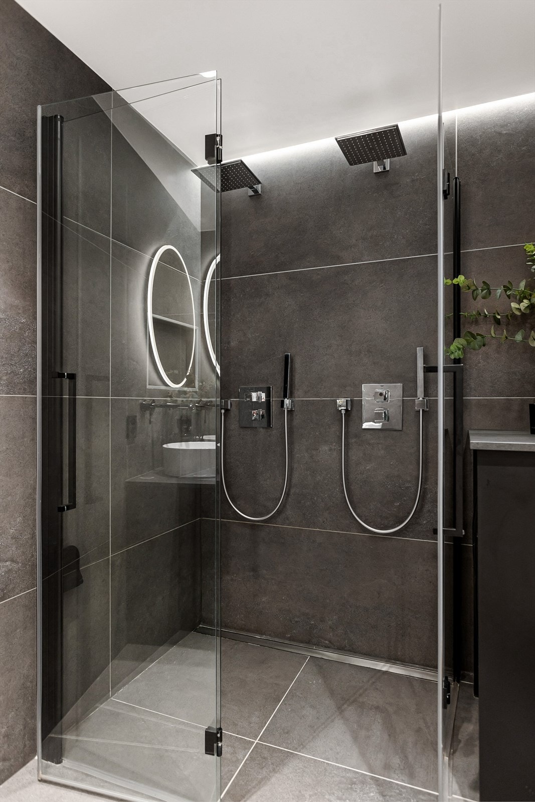 Dobbel regnfallsdusj med glassdører. Galleribilde