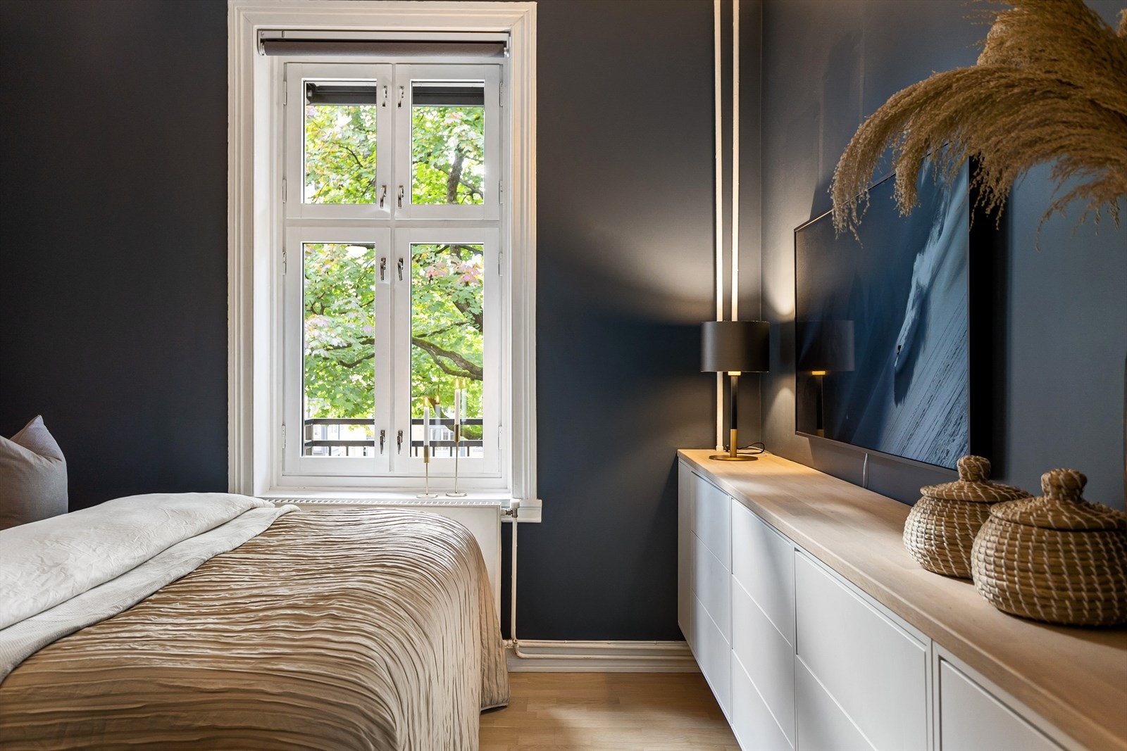 På hovedsoverommet er det god plass til dobbeltseng, nattbord og garderobeskap. Galleribilde