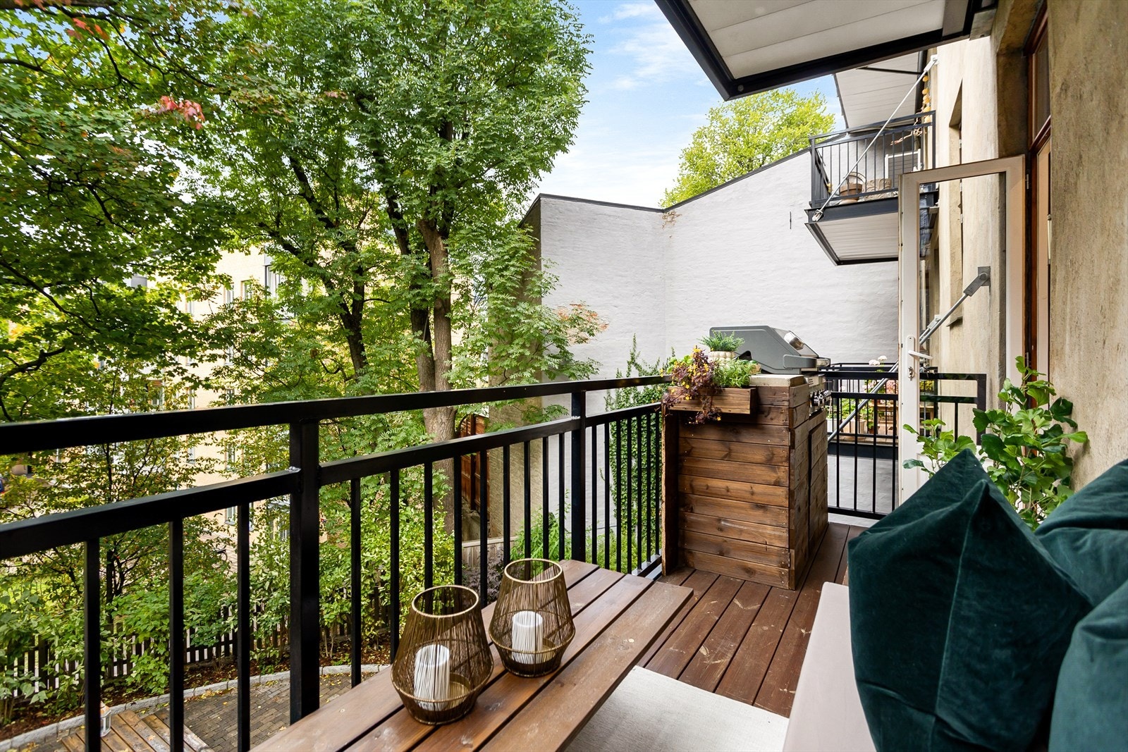 Her er det sittebenk, bord og grill samt muligheter for oppbevaring. Galleribilde