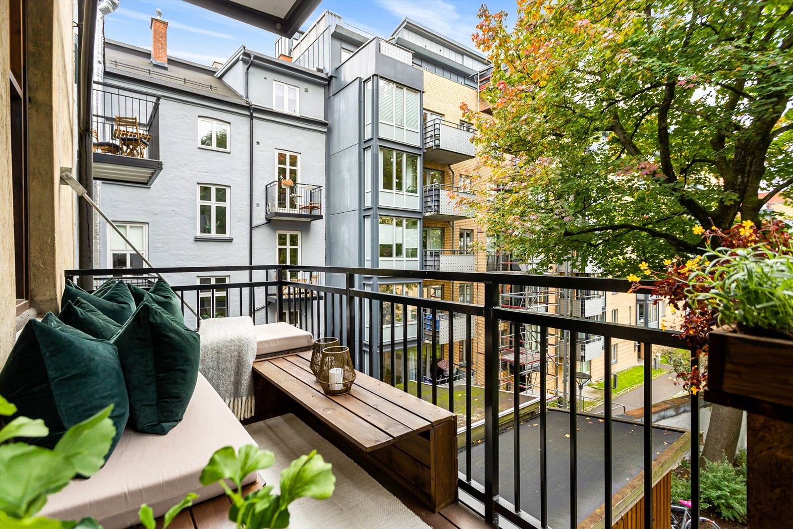 Balkongen vender mot rolig, lukket bakgård Galleribilde