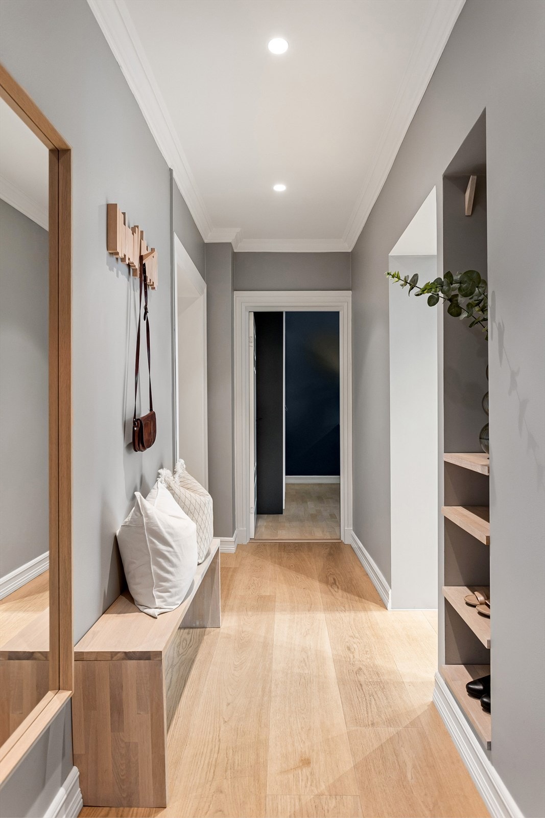 Det er gode muligheter for oppbevaring av sko og yttertøy med vegghengte knagger og plassbygd skohylle. Galleribilde