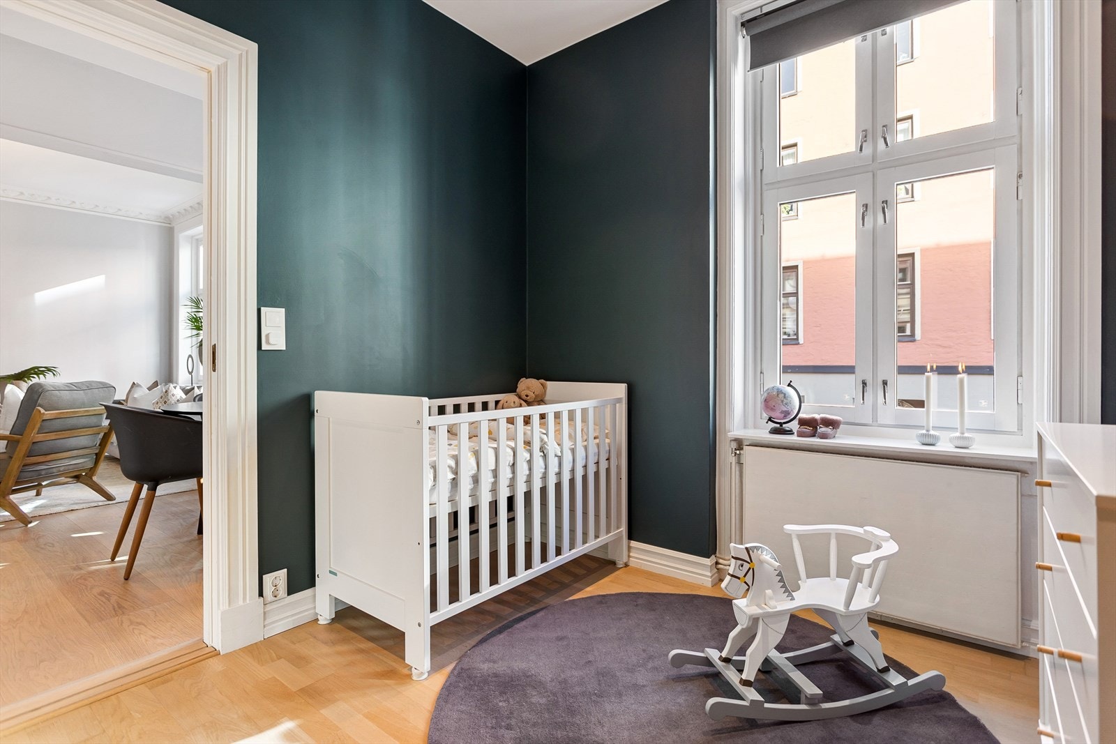 Her er det god plass til seng, skrivebord og kommode Galleribilde