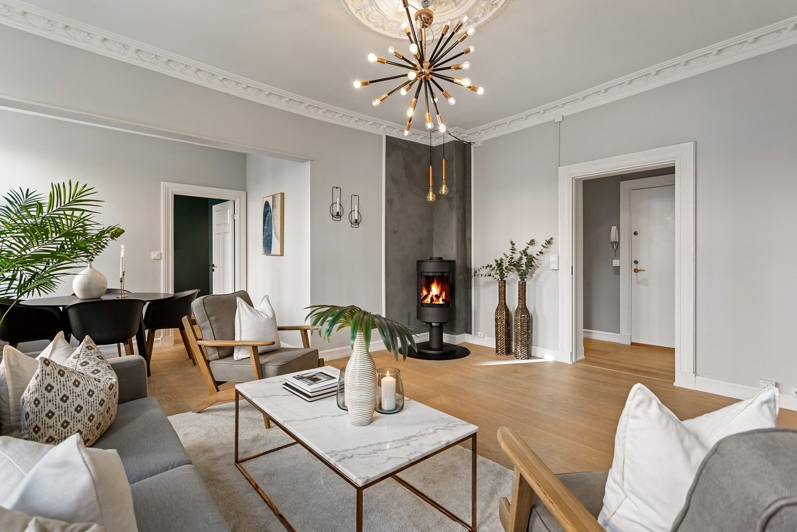 Stuen er i dag innredet med stor sofagruppe med tilhørende stuemøblement Galleribilde