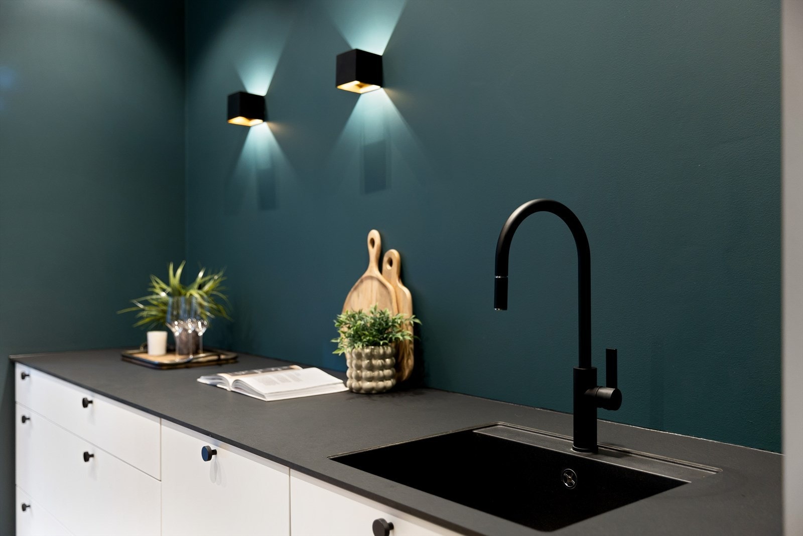 Kjøkkenet er malt i en moderne farge med tidsriktig og moderne løsning Galleribilde