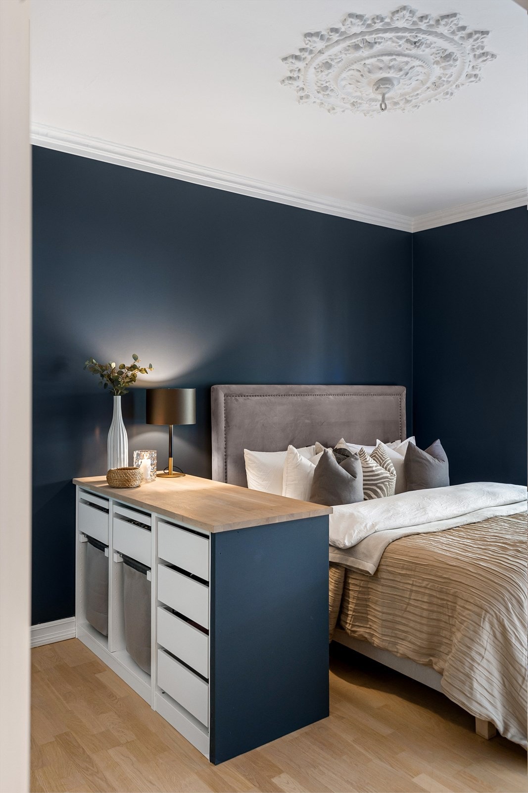 Rosett i himling både på soverommet og i stuen Galleribilde