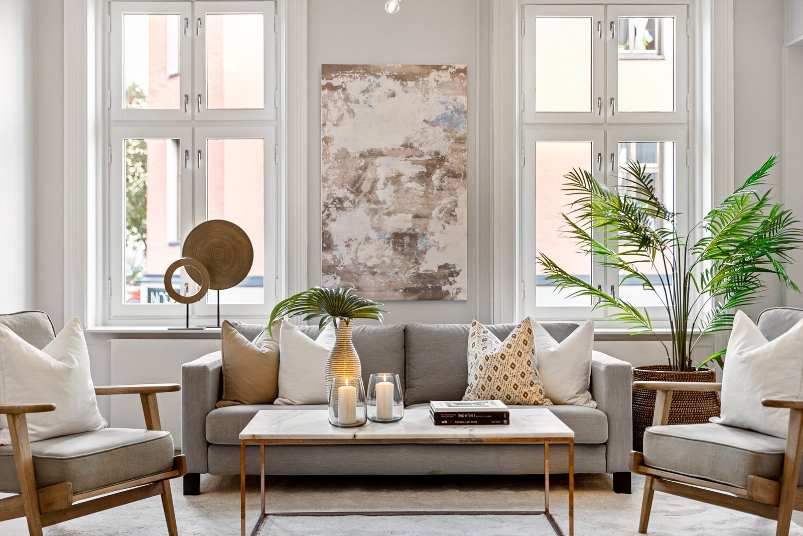 De store vindusflatene gir godt innslipp av naturlig lys Galleribilde