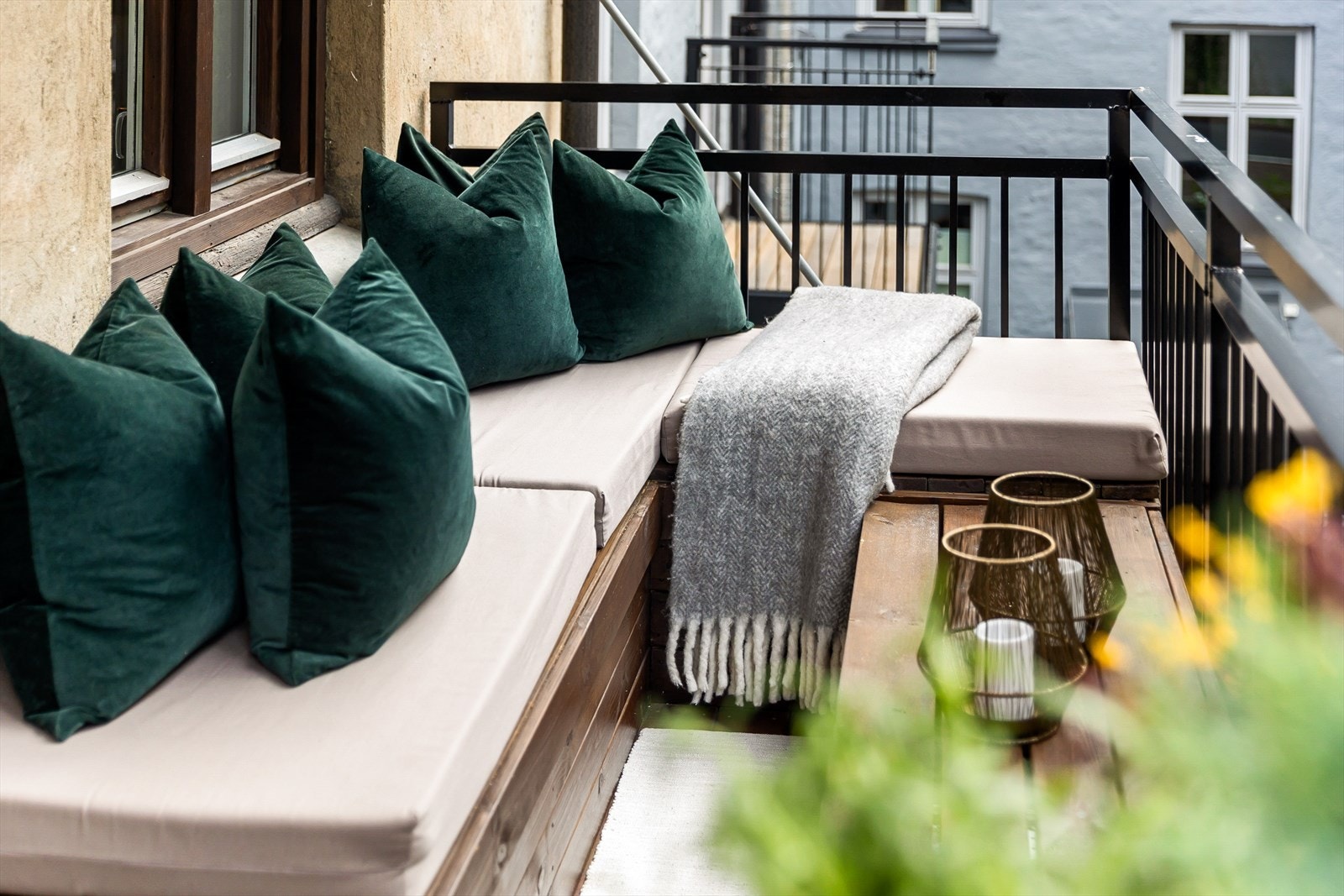 På balkongen er det smarte, plassbygde utemøbler som utnytter plassen på en svært god måte Galleribilde